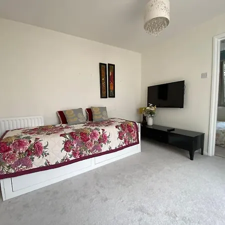 Cosy Apartment With Private Access And Kitchenette In Guildford (Adults Only) Worplesdon Exterior photo